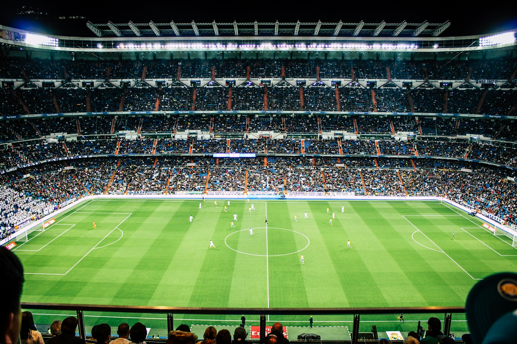 Campo de futebol iluminado em um estádio